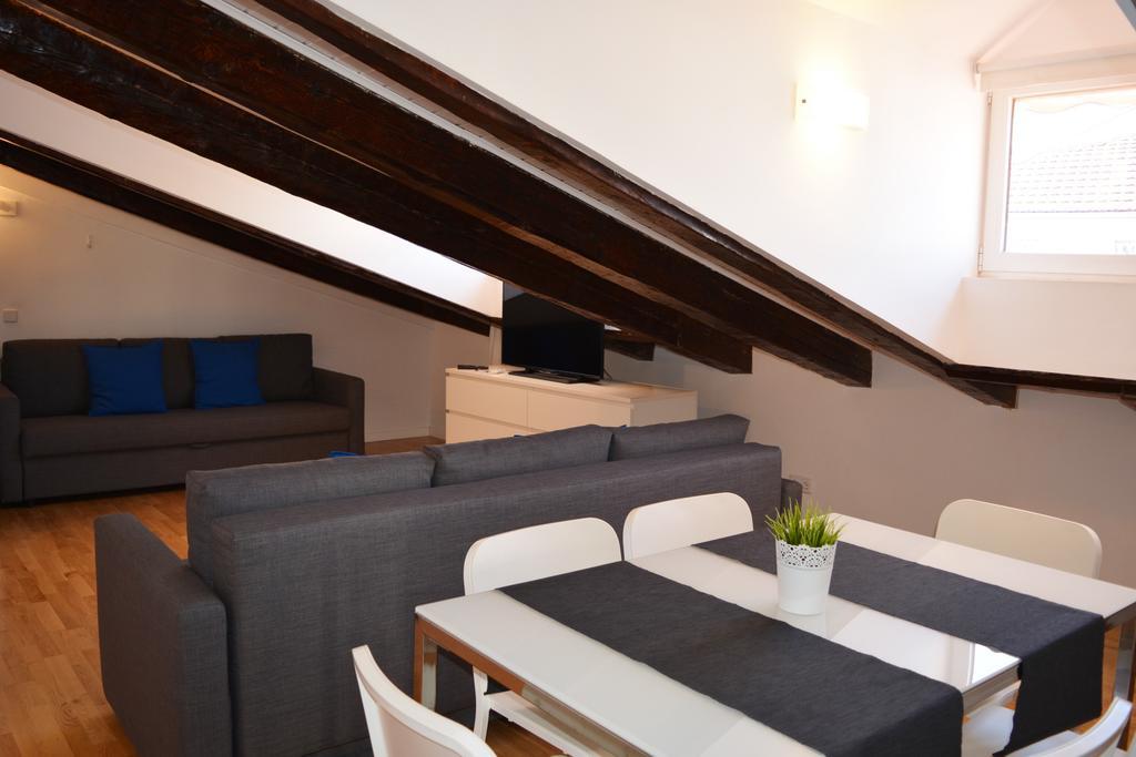 Apartment Livinginopera Escalinata